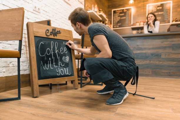 تولید محتوا جذاب کافی‌شاپ روی تخته سیاه