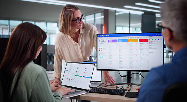 آموزش نرم افزار CRM انزلی به کارکنان شرکت بازرگانی