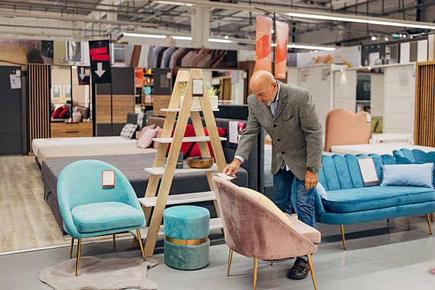 مشتری در حال بررسی و مقایسه مبلمان و اهمیت سئو در تصمیم گیری خرید