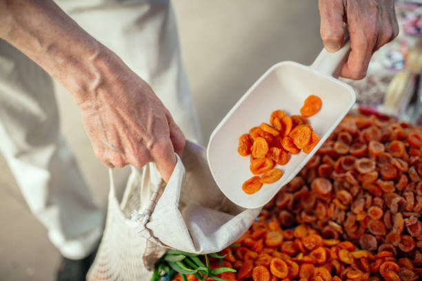 مشتری اروپایی در حال خرید خشکبار از یک وبسایت ایرانی