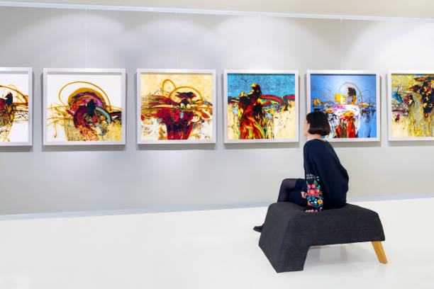 نمایش آثار هنرمندان در یک پلتفرم گالری آنلاین با طراحی مینیمال و فروش آنلاین آثار هنری