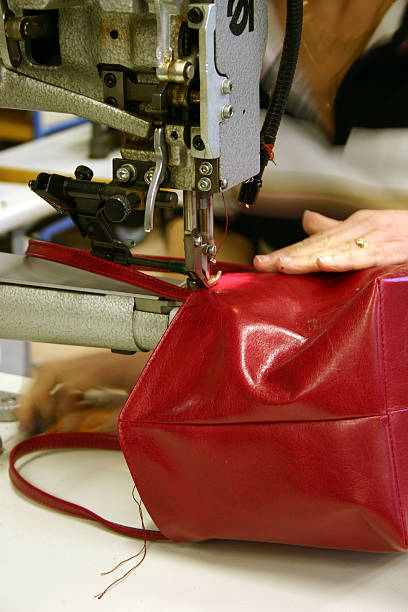 طراحی و دوخت کیف دستی بر اساس تحلیل ترندهای پیشبینی شده توسط هوش مصنوعی