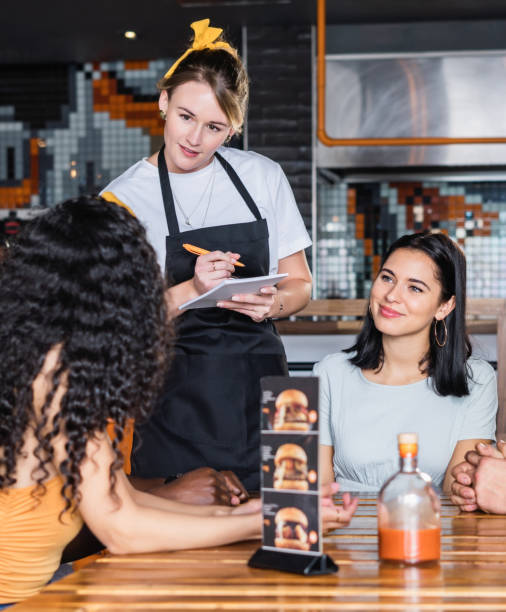 تجربه مشتری در استراتژی دیجیتال مارکتینگ غذا اهمیت تجربه مشتری در برندینگ دیجیتال رستوران و کافی شاپ