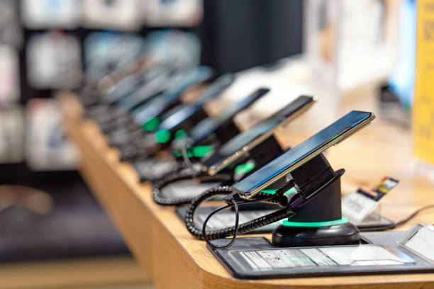 ویترین هوشمند فروشگاه موبایل با گوشی های جدید