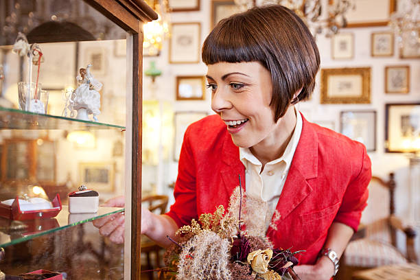 اشتیاق و تخصص، کلید موفقیت در کسب و کار عتیقه فروشی صاحب فروشگاه عتیقه در حال مدیریت کسب و کار خود