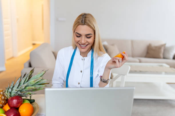 متخصص تغذیه حرفهای در حال مشاوره آنلاین با استفاده از استراتژیهای دیجیتال مارکتینگ