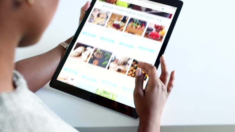 بازاریابی آنلاین تغذیه از طریق تولید محتوا در شبکههای اجتماعی مانند اینستاگرام