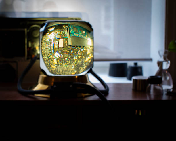 متخصص امنیت سایبری در حال تحلیل دادهها با هوش مصنوعی برای حفاظت از شرکت فناوری در مشهد