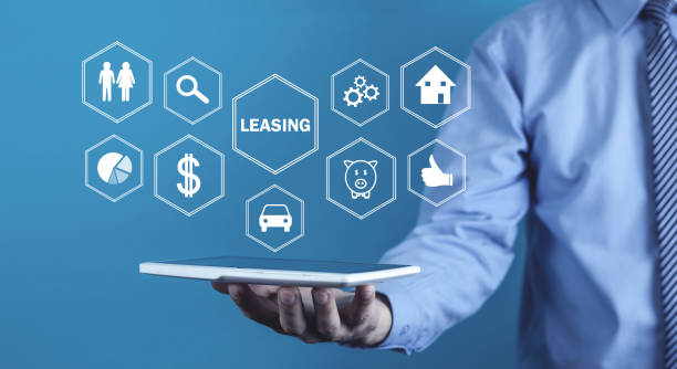 کاربر در حال بررسی شرایط لیزینگ روی تبلت - وبسایت کاربرپسند برای جذب مشتری لیزینگ