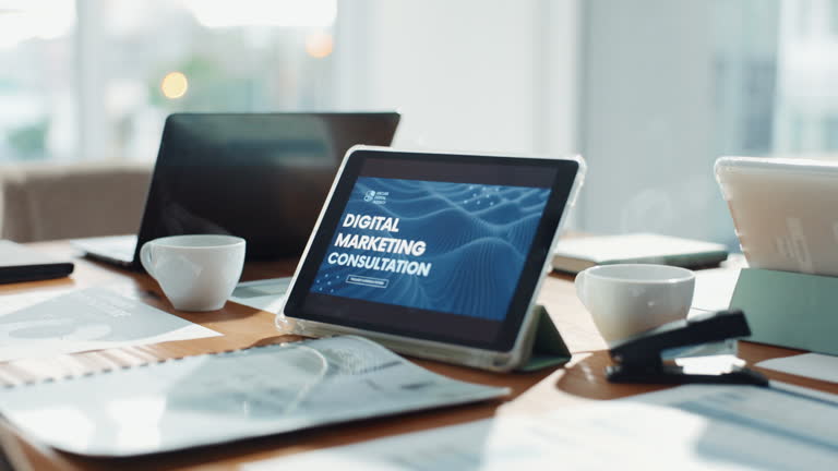 دیجیتال مارکتینگ برای دفاتر حقوقی در سال 2025 با استفاده از تبلت و تحلیل داده‌ها