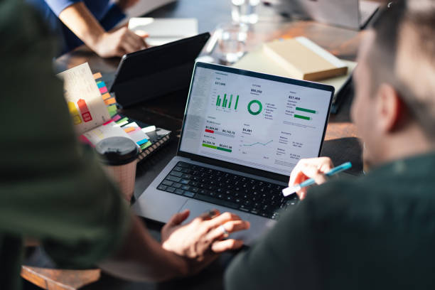 استراتژی دیجیتال مارکتینگ مد و تحلیل دادهها برای برندینگ آنلاین طراحان لباس