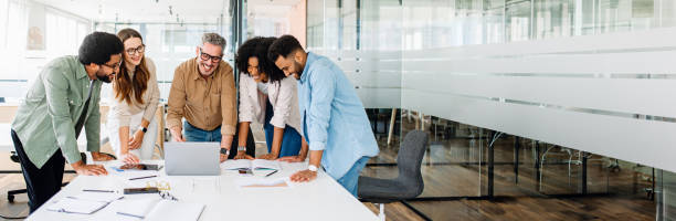 تیم‌های متنوع در حال تبادل ایده در یک جلسه - طراحی سایت جامعه‌محور برای کوورکینگ