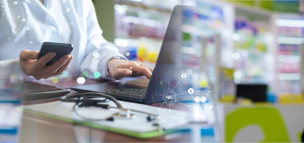 دیجیتال مارکتینگ داروخانه با استفاده از موبایل و لپتاپ برای ارتباط با بیماران