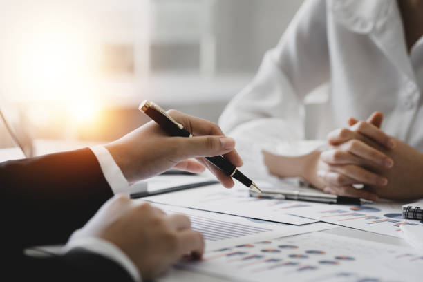 اهمیت تحلیل دادهها در استراتژی دیجیتال مارکتینگ مالی تحلیل دادهها در جلسه تیم بازاریابی مالی