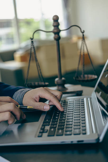 اهمیت سئو برای وکلا و دفاتر حقوقی سئو حقوقی با ترازوی عدالت