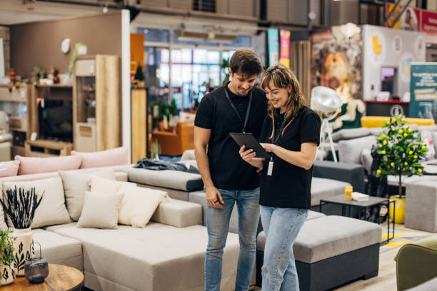 متخصصان فروش آنلاین مبلمان در حال بررسی استراتژی محتوایی روی تبلت