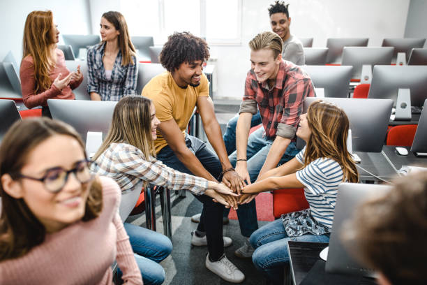 دانشجویان در حال تعامل و مشارکت در یک پلتفرم آموزش آنلاین با UX/UI مدرن