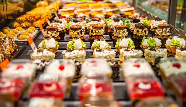 انواع کیک و دسر تازه در ویترین فروشگاه اینترنتی قنادی