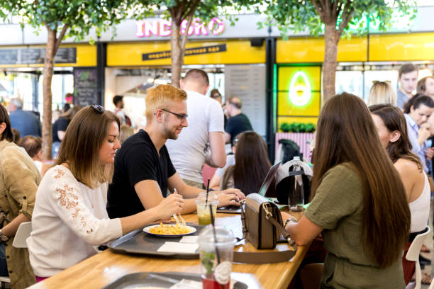 تجربه مشتری در فودکورت مدرن با وبسایت واکنشگرا در شیراز