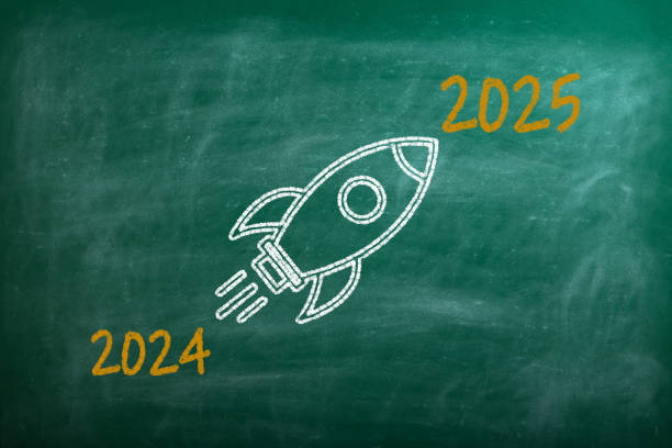 موشک ترسیم شده با گچ روی تخته سیاه، نماد پرتاب مدارس به سوی آینده دیجیتال در سال 2025