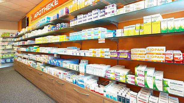 قفسههای منظم و پر از دارو در یک داروخانه مدرن - نماد استراتژی محتوا و بازاریابی داروخانه