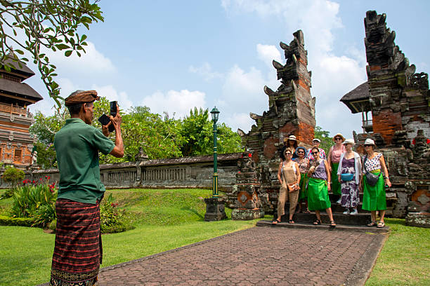 گردشگران در حال بازدید از یک معبد سنتی، نمادی از گردشگری فرهنگی و اهمیت فرهنگ بومی