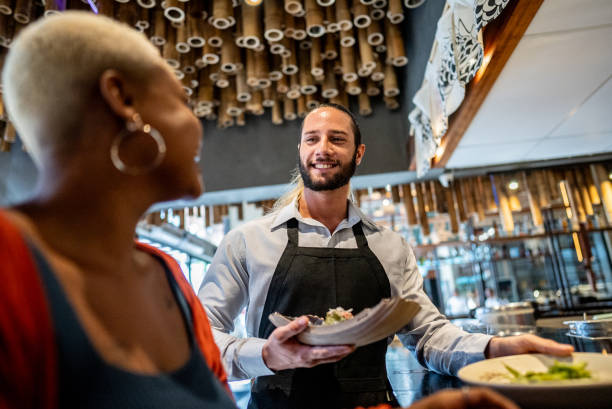 جذب مشتری وفادار رستوران از طریق محتوای جذاب و بازاریابی آنلاین