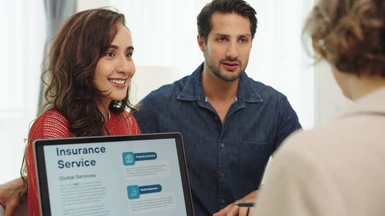 مشاور بیمه در حال استفاده از ابزارهای تعاملی برای توضیح پوششها و افزایش رضایت مشتری بیمه