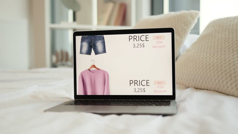 فروشگاه آنلاین لباس مردانه روی صفحه لپ‌تاپ که از هوش مصنوعی برای بهینه‌سازی سئو و تجربه کاربری استفاده می‌کند