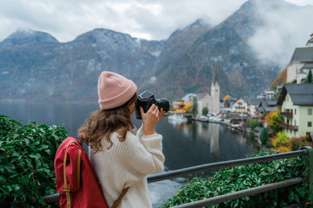 بلاگر سفر در حال عکاسی و تولید محتوای ویدیویی در یک منظره زیبا