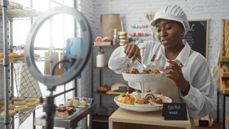 تولید محتوای بصری قنادی: زنی در حال فیلمبرداری از شیرینیها برای بازاریابی اینستاگرام قنادی و ساخت ریلز