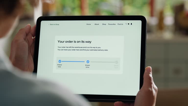 مشتری در حال استفاده از پورتال رهگیری آنلاین محموله روی تبلت