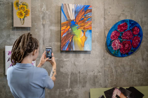 بازدیدکننده در یک نمایشگاه هنری مجازی - ساخت گالری هنری آنلاین با وردپرس