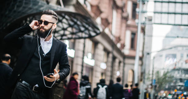 مدل مردانه با استایل خیابانی مدرن، نمادی از مخاطب هدف و پرسونای مشتری برای بوتیک مد مردانه