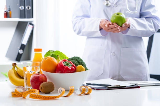 متخصص تغذیه در حال تدوین استراتژی تولید محتوا برای جذب مراجعین