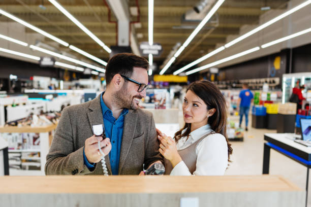 یک زوج در حال تجربه خرید شخصیسازی شده در یک فروشگاه کیف و کفش مدرن
