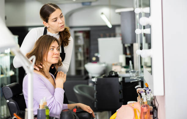 آرایشگر در حال ارائه مشاوره تخصصی به مشتری خاص در سالن زیبایی