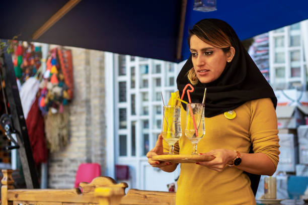 نمایی از یک فضای سنتی ایرانی که برای بازاریابی رستوران سنتی و جذب مشتری ایدهآل است