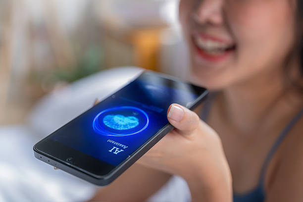 یک زن آسیایی با اعتماد به نفس از گوشی هوشمند خود استفاده می کند که نشان دهنده سهولت استفاده از جستجوی صوتی و سیستم های رزرو هوشمند در سال 2025 است.