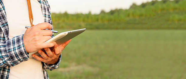 مدیریت هوشمند مزارع گلستان | دست کشاورز با تبلت در مزرعه | نقش نرم افزار مدیریتی یکپارچه و سئو B2B فروشگاههای کشاورزی در گرگان | پینو سایت