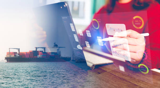 یک کارمند خانم در حال بررسی، بازرسی و تأیید صادرات کالاها، محصولات و محمولهها - نقش اینترنت اشیا در زعفران و پشتیبانی سایت صادراتی