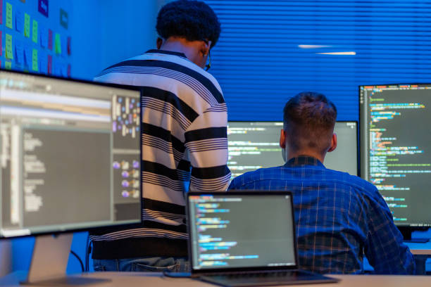 توسعهدهنده در حال کار روی الگوریتمهای هوش مصنوعی برای بهینهسازی UX