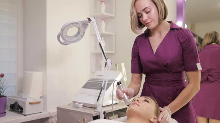 یک روش درمانی زیبایی حرفهای در یک محیط آرام و دلنشین اسپا انجام میشود. مرجع زیبایی در اصفهان، آموزش سئو کلینیک زیبایی