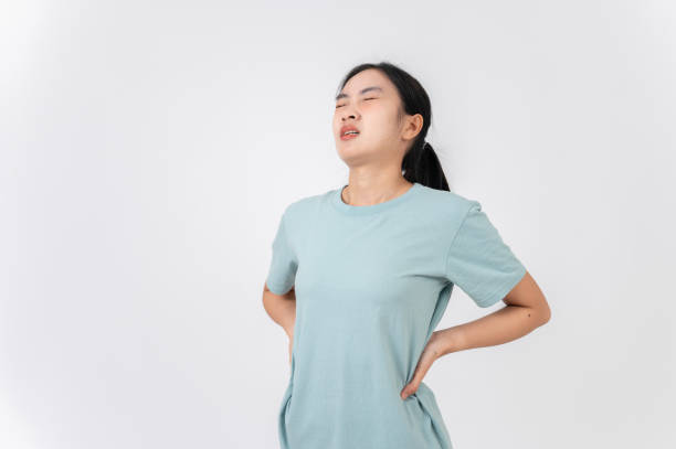 زنی که از کمردرد رنج میبرد و به دنبال درمان فیزیوتراپی است - از جستجوی درمان کمردرد تا رزرو نوبت در رشت: استراتژی سئو محلی و تولید محتوای ویدئویی برای کلینیکهای فیزیوتراپی