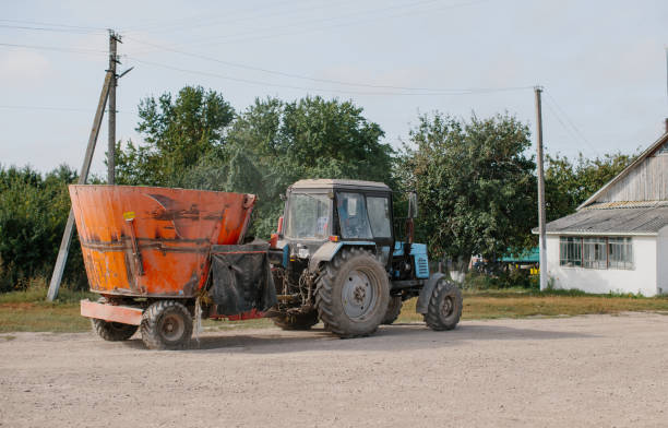 تراکتور در مزرعه آماده انتقال خوراک دام - پایداری کشاورزی، پشتیبانی سایت