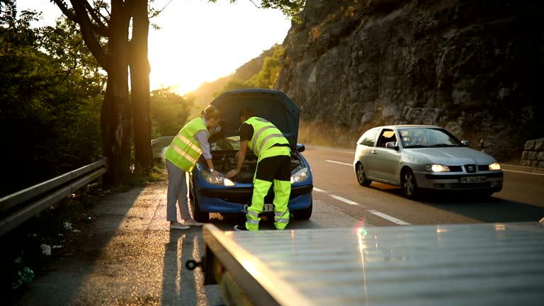 مردی در حال تعمیر ماشین در جاده برای خدمات امداد خودرو و استراتژی دیجیتال مارکتینگ و توسعه PWA جهت صدرنشینی در سئو فوق محلی همدان