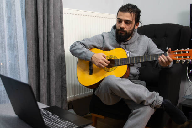 آموزش آنلاین موسیقی کردی با یک پلتفرم LMS جهانی