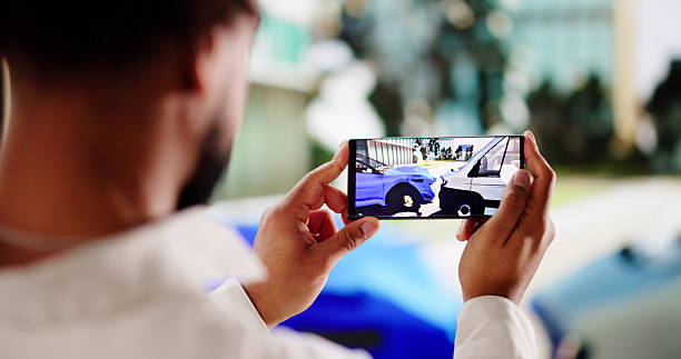 یک کارشناس بیمه در حال بررسی و عکسبرداری از خودرو - مدیریت خسارت بیمه و دیجیتال مارکتینگ بیمه خودرو