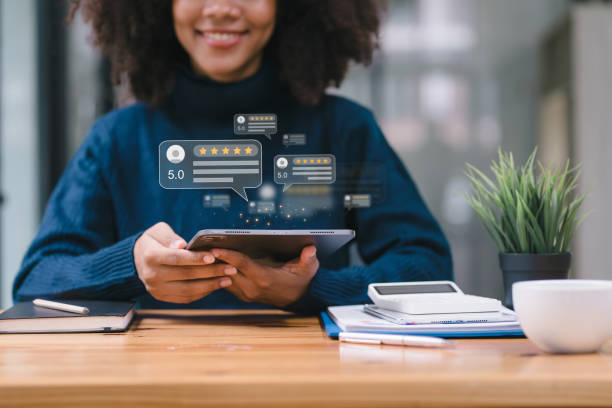 مشتری آفریقایی-آمریکایی که امتیاز پنج ستاره رضایت به خدمات مشتریان و تعمیر لوازم خانگی میدهد