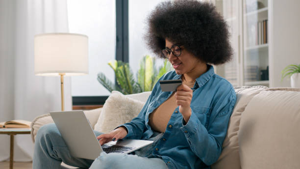 خانم مشتری در حال خرید آنلاین با کارت اعتباری، نمادی از راحتی رزرو آنلاین آرایشگاه و تجربه کاربری مطلوب